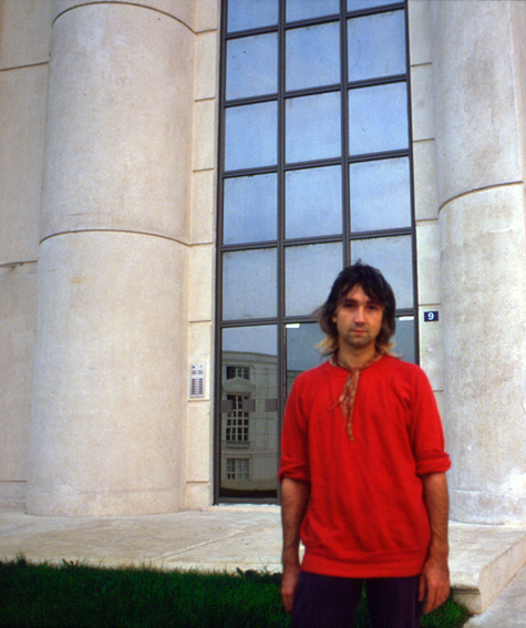 L'artiste devant le bâtiment qu'il a photographié